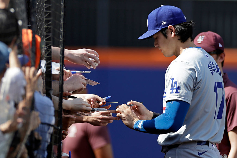 試合前にサインに応じるドジャース・大谷翔平【写真：Getty Images】