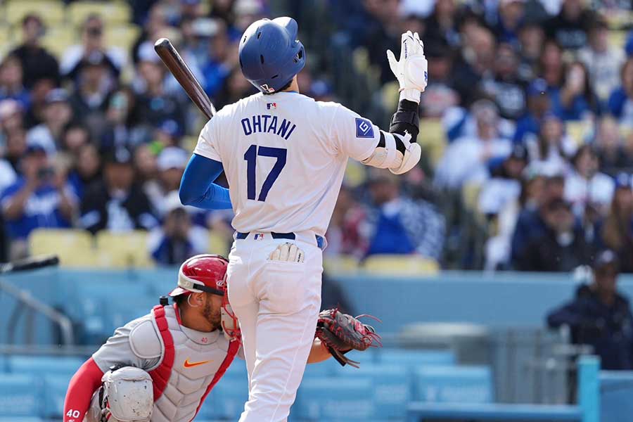 カージナルス戦の第1打席、見逃し三振に倒れ天を仰ぐドジャース・大谷翔平【写真：小林靖】