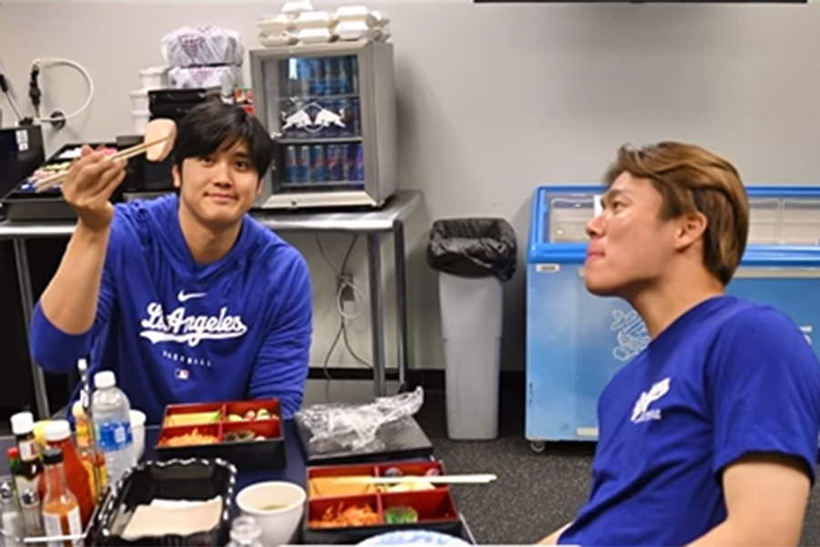 一緒に食事をとるドジャース・大谷翔平（左）と山本由伸（写真はスクリーンショット）【写真提供：ロサンゼルス ドジャース/ジョン スーフー】