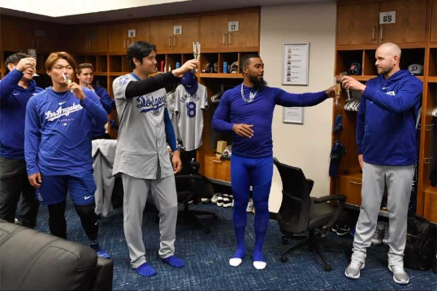 グラスを掲げる大谷翔平（右から3人目・写真はスクリーンショット）【写真提供：ロサンゼルス ドジャース/ジョン スーフー】