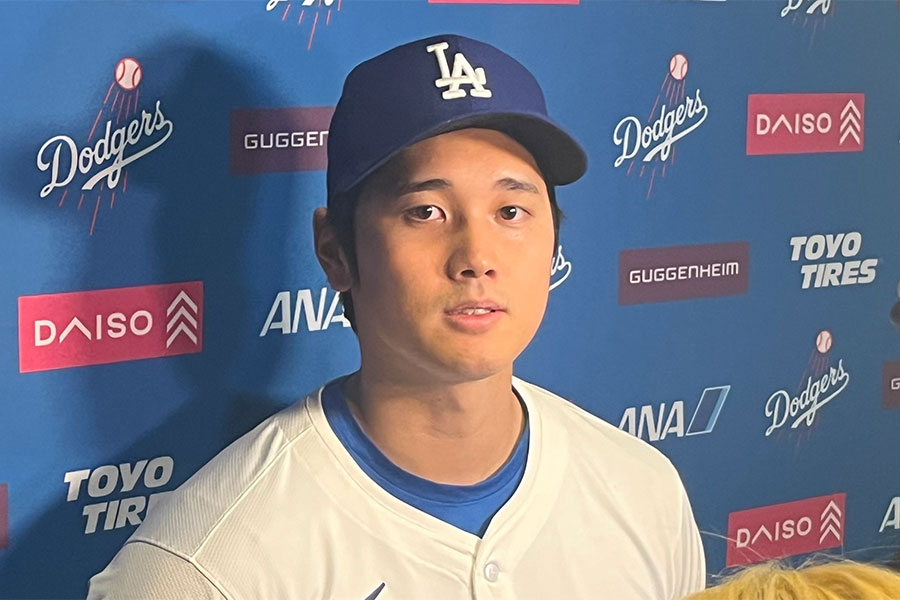 試合後の取材に応じたドジャース・大谷翔平【写真：小谷真弥】