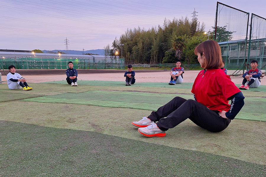 ピラティスを行う南大阪ベースボールクラブの選手たち【写真：チーム提供】