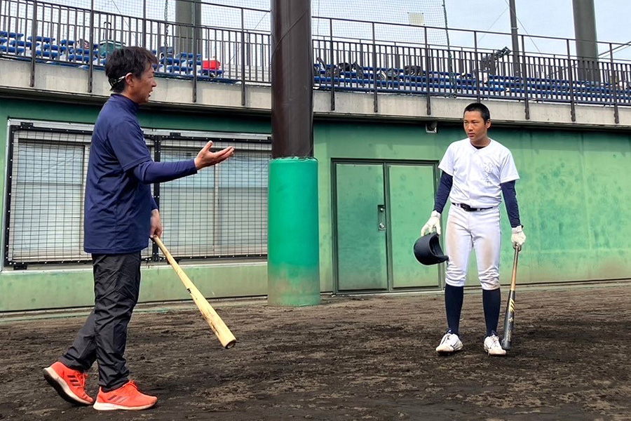 選手を指導する池西亮太監督（左）【写真：チーム提供】