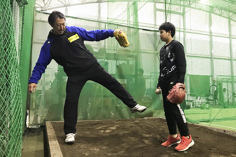 埼玉・越谷市で野球塾を運営する寺村友和氏（左）【写真：間淳】