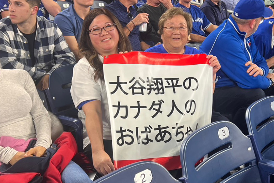 ジョイス・ヨコヤマさん（左）と母のローリ・ヨコヤマさん【写真：川村虎大】