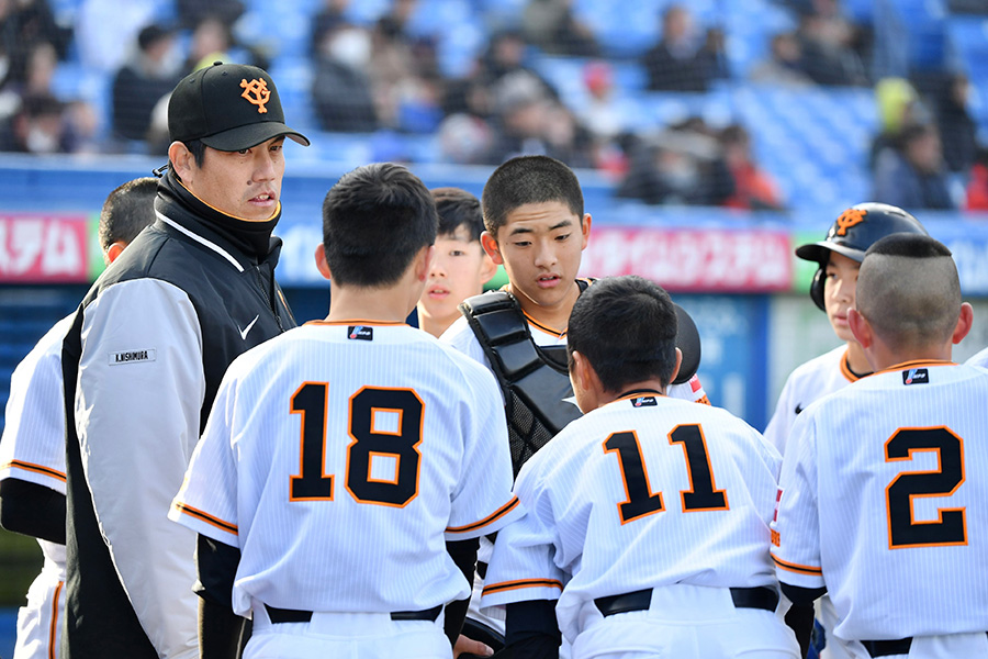 巨人ジュニアを率いた西村健太朗氏（左端）【写真：小林靖】