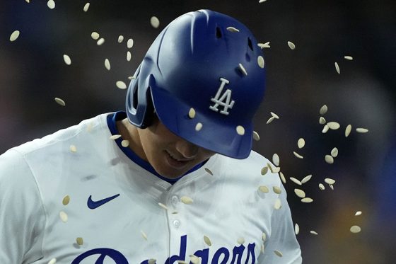 「許可は取っているよ」大谷翔平に“ひまわりの種”投げつけ　同僚が明かすパフォの裏側