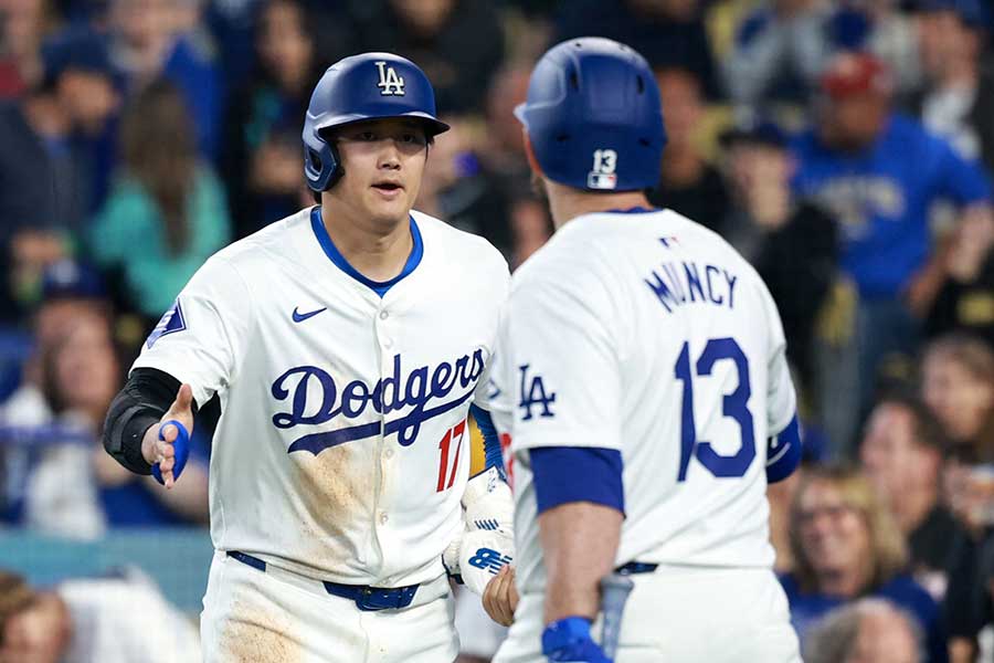 ブレーブス戦に出場したドジャース・大谷翔平（左）とマックス・マンシー【写真：ロイター】