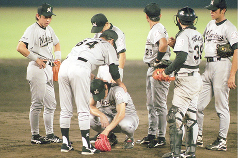 同点弾を浴びてうなだれる黒木知宏氏【写真：産経新聞社】