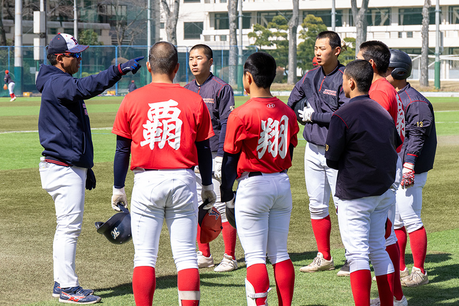 國學院久我山の尾崎直輝監督（左端）【写真：伊藤賢汰】