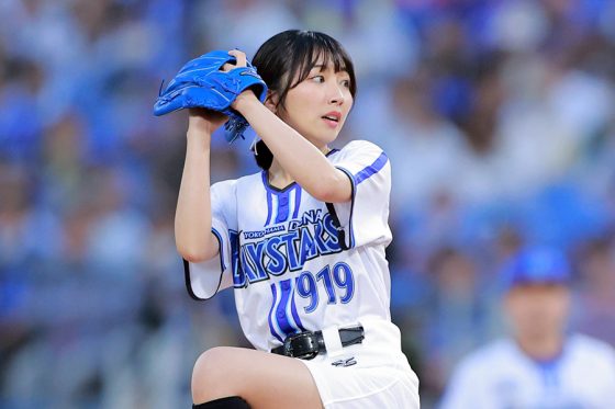 「投球フォームきれい」　白ショーパンから豪快一投…赤面の女優が「色っぽーい」