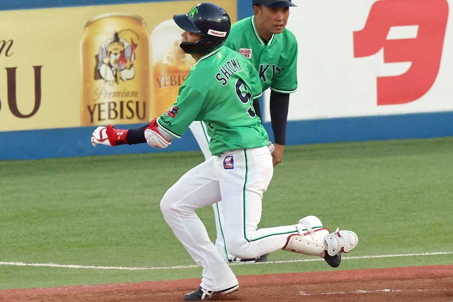 燕・塩見にアクシデント発生…担架で