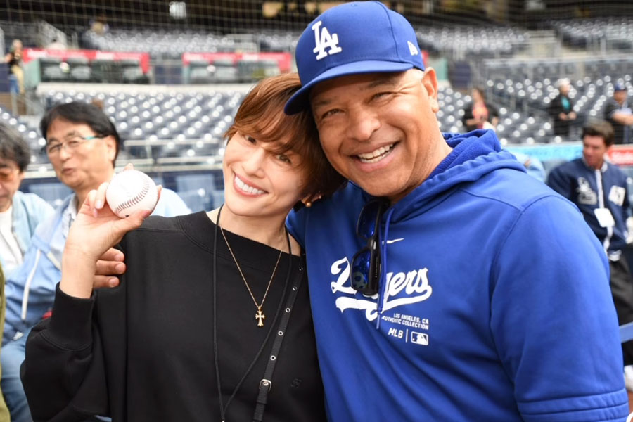 写真撮影を行った女優・米倉涼子さん（左）とドジャースのデーブ・ロバーツ監督（写真はスクリーンショット）【写真提供：ロサンゼルス ドジャース/ジョン スーフー】