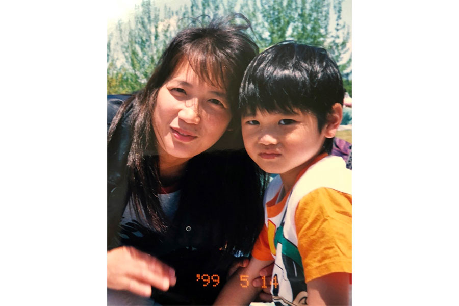 MLB公式が投稿したドジャース・大谷翔平と母親の写真【写真提供：MLB】