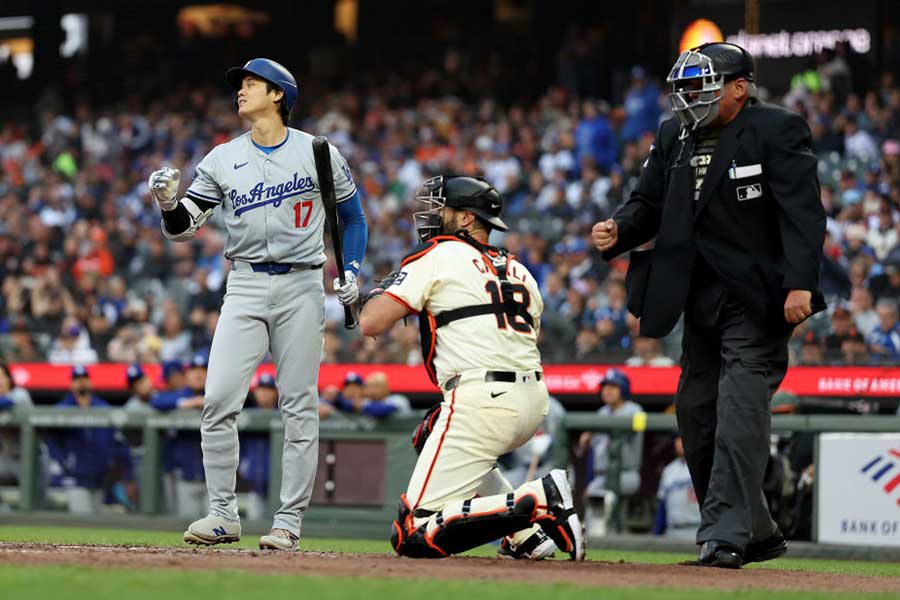 見逃し三振に倒れ天を仰ぐドジャース・大谷翔平【写真：Getty Images】