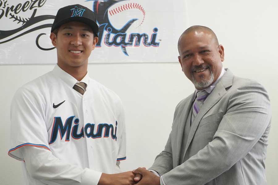 マーリンズとマイナー契約を結んだ中村来生（左）とアレックス・ラミレス氏【写真：宮脇広久】