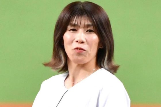 「霊長類最強」が聖地に降臨　“パワフル投球”に甲子園騒然…伝統の一戦で始球式