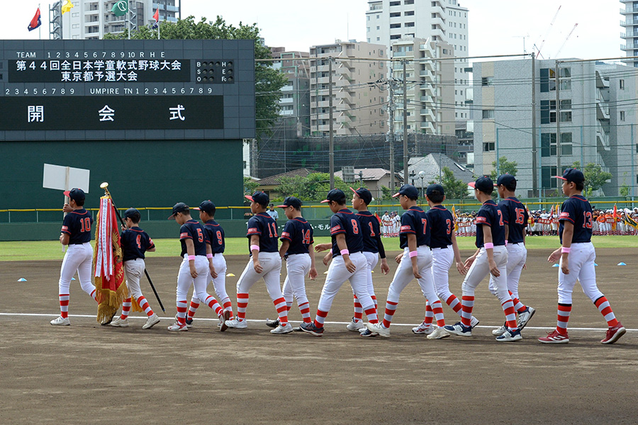 全日本学童都大会開会式で62代表が入場行進【写真提供：フィールドフォース】