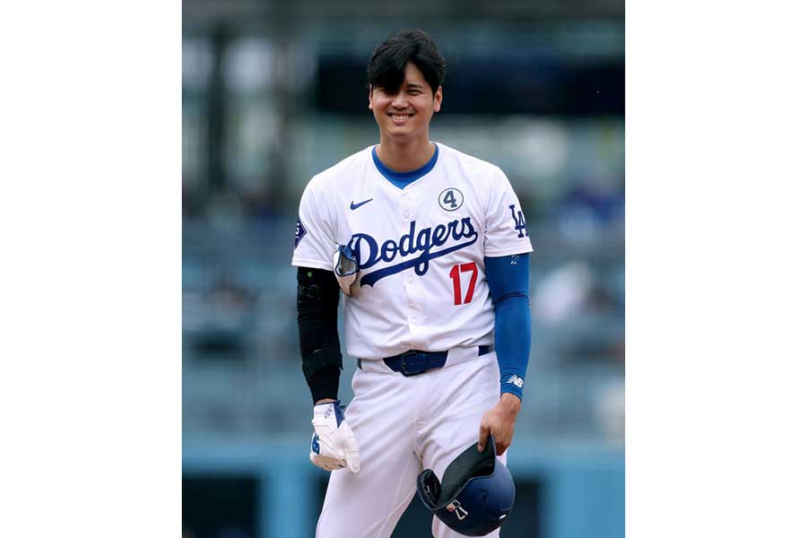 塁上でヘルメットを脱いだ大谷翔平【写真：Getty Images】