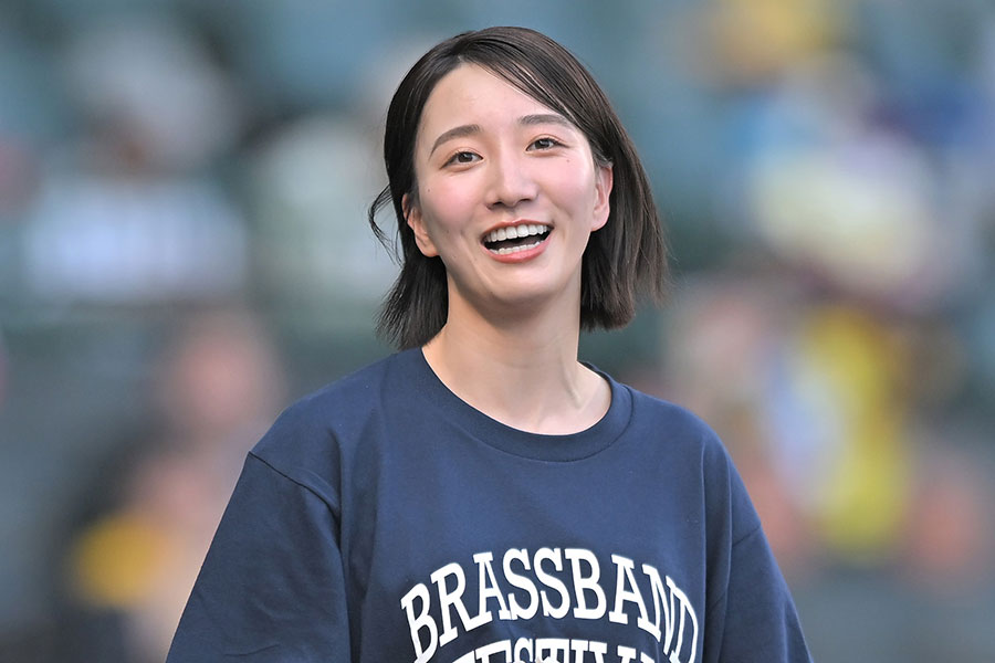 始球式に登場したABCテレビの福戸あやアナウンサー【写真提供：産経新聞社】