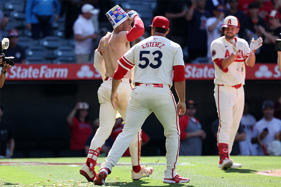 サヨナラ本塁打を放ち祝福を受けるエンゼルスのローガン・オハッピー（左）【写真：ロイター】