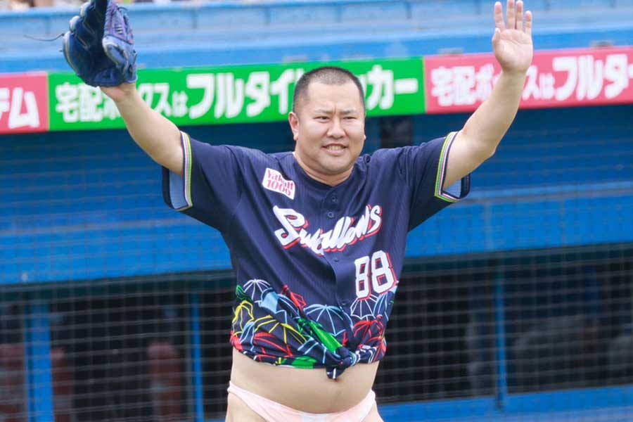 始球式に登場したお笑い芸人のとにかく明るい安村さん【写真：小池義弘】