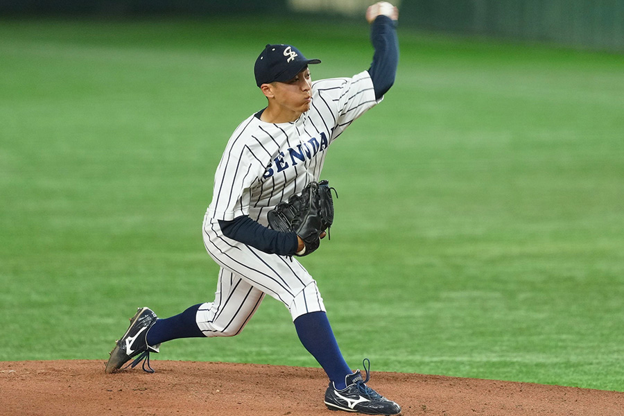 1回戦で力投する渡邊【写真：小林靖】