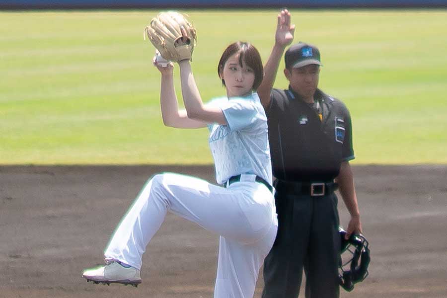 始球式に登場したモデルの姫子さん【写真提供：すぽろぐ】