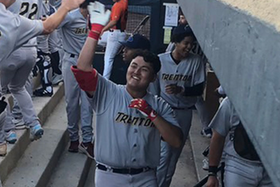 MLBドラフトリーグで本塁打を放ち、ベンチで喜ぶスタンフォード大進学予定の佐々木麟太郎【写真：編集部】