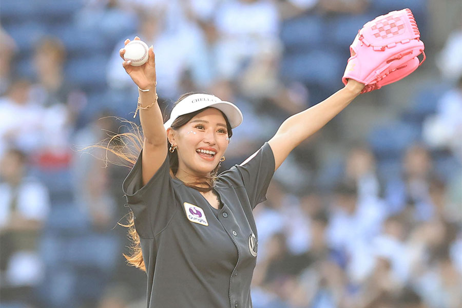 ロッテ―DeNA戦の始球式に登場した臼井麗香【写真：産経新聞社】