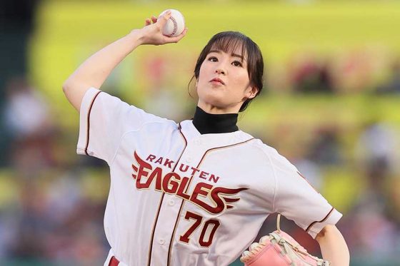 26歳女性騎手が「綺麗になったなぁ」　ニコニコ笑顔の1球に歓喜「可愛ええ」