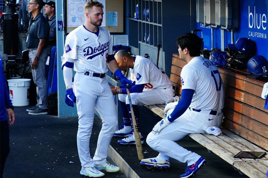 本塁打を放った大谷翔平に話しかけるドジャースのギャビン・ラックス【写真：荒川祐史】