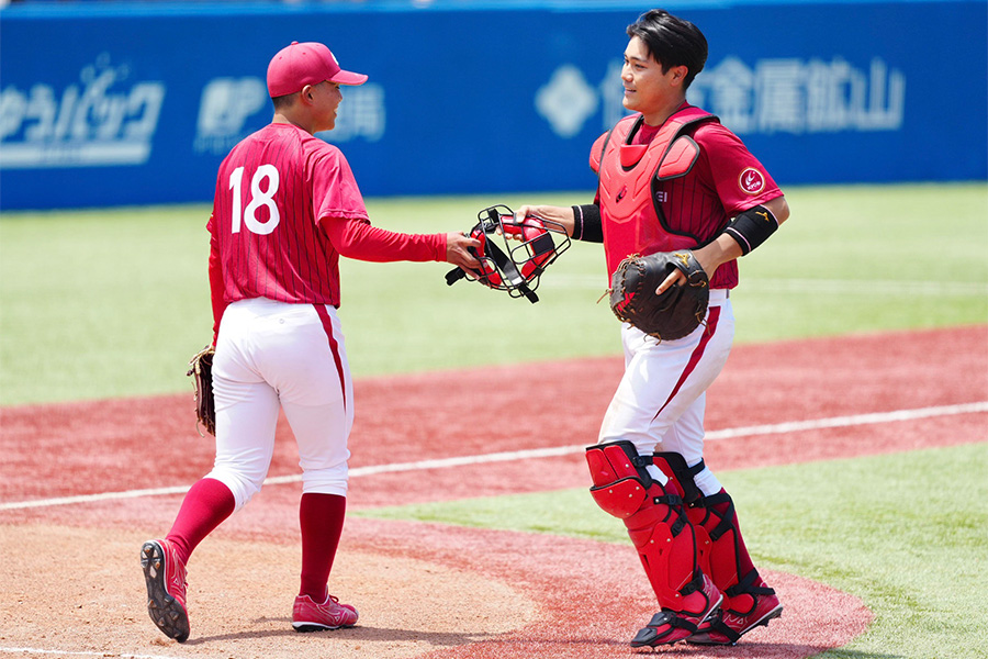 共栄大・砂川羅杏（左）と比嘉久人のバッテリー【写真：小林靖】