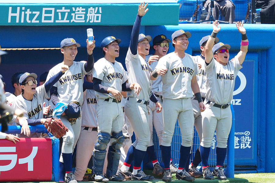 盛り上がりを見せる関学大のベンチ【写真：小林靖】