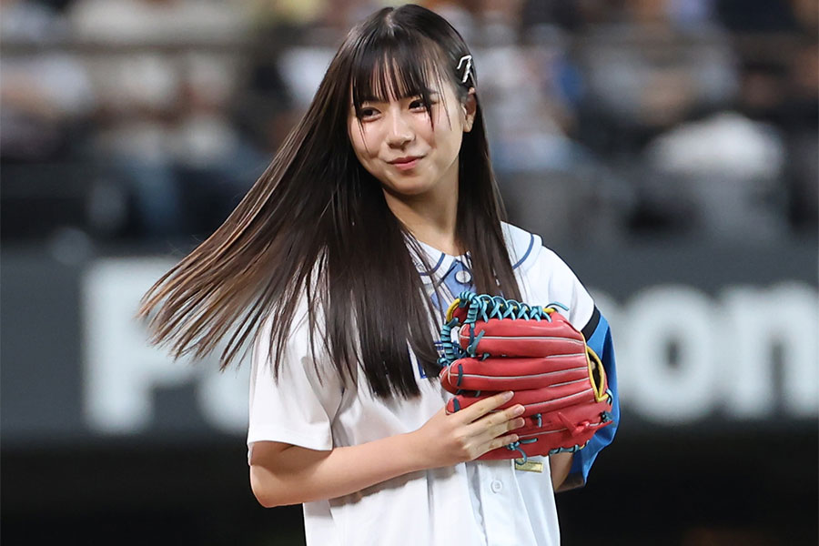 ファーストピッチを行った「僕が見たかった青空」の工藤唯愛さん【写真：産経新聞社】