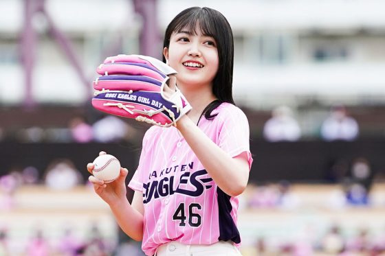 仙台に“天使降臨”…乃木坂46の久保史緒里さんが始球式　特別ユニで登場…球場大歓声
