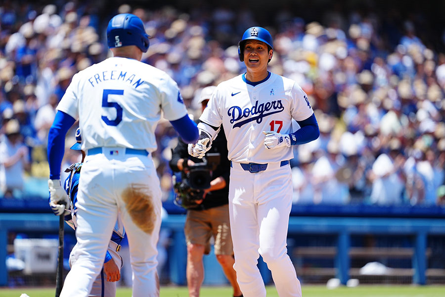 18号ソロを放ったドジャース・大谷翔平（右）【写真：荒川祐史】