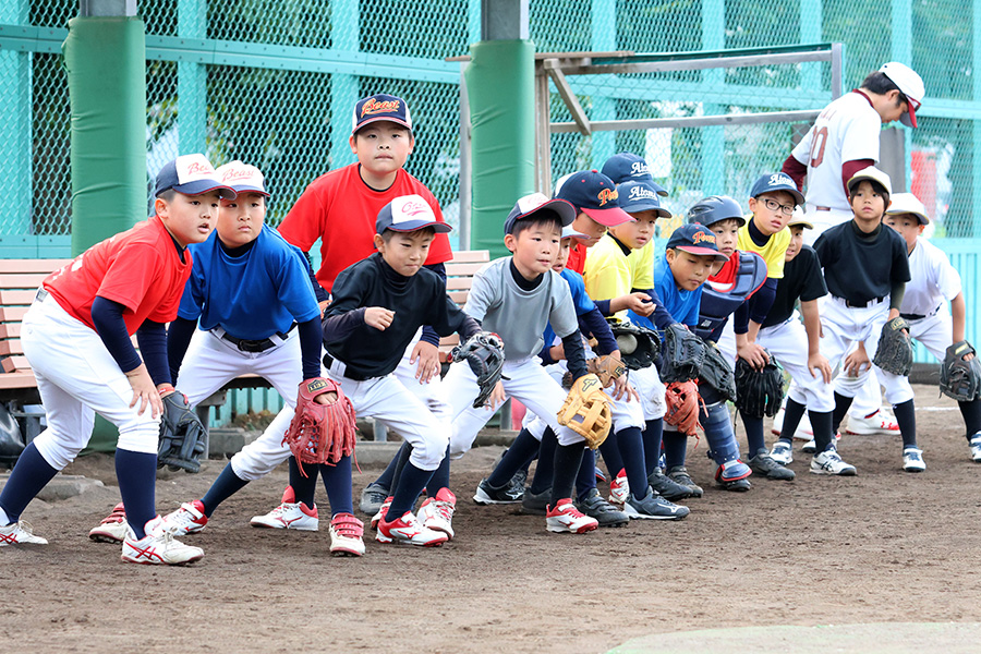 「SUNYON BASEBALL」で試合に臨む子どもたち【写真：石川加奈子】