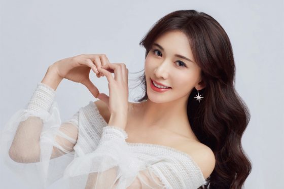 美人国際女優が北の大地に降臨…笑顔でペコリ　49歳とは思えぬスタイルに大歓声