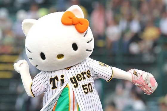 阪神ユニ姿でハローキティが豪快投球　トラッキーとの“猫虎対決”に甲子園大興奮