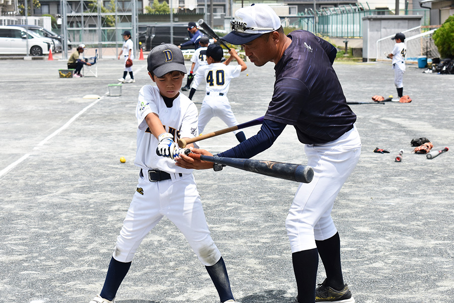 打撃指導をする小林正明ジュニアチーム監督【写真：高橋幸司】