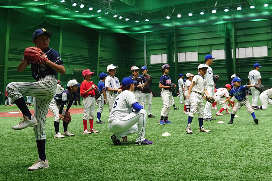 キャッチボールの指導を受ける小学生たち【写真：佐々木亨】