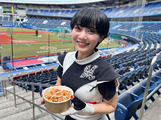 「ジョニーとMEIのチキン南蛮丼」を持つM☆Splash！！のMEIさん【画像提供：パ・リーグインサイト編集部】