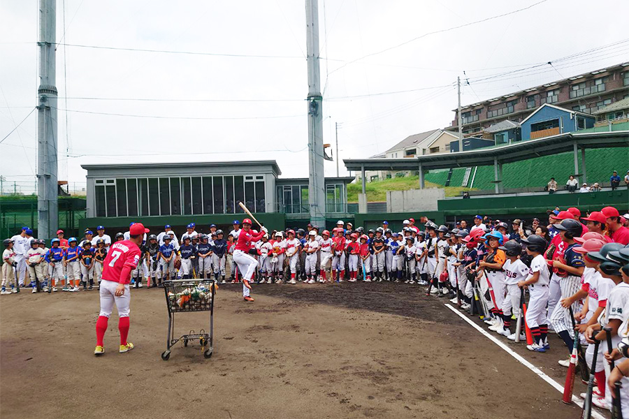 打撃のデモンストレーションを行う社会人選手たち【写真：佐々木亨】