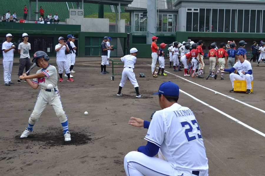 NTT東日本と日本生命の合同野球教室の様子【写真：佐々木亨】