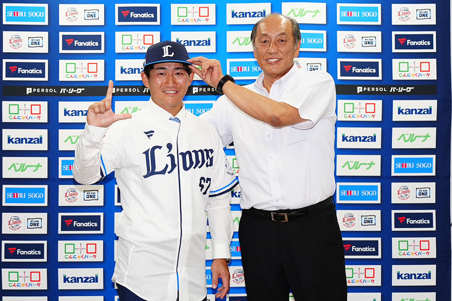 入団会見に臨んだ西武・野村大樹（左）と渡辺久信監督代行【写真：小林靖】