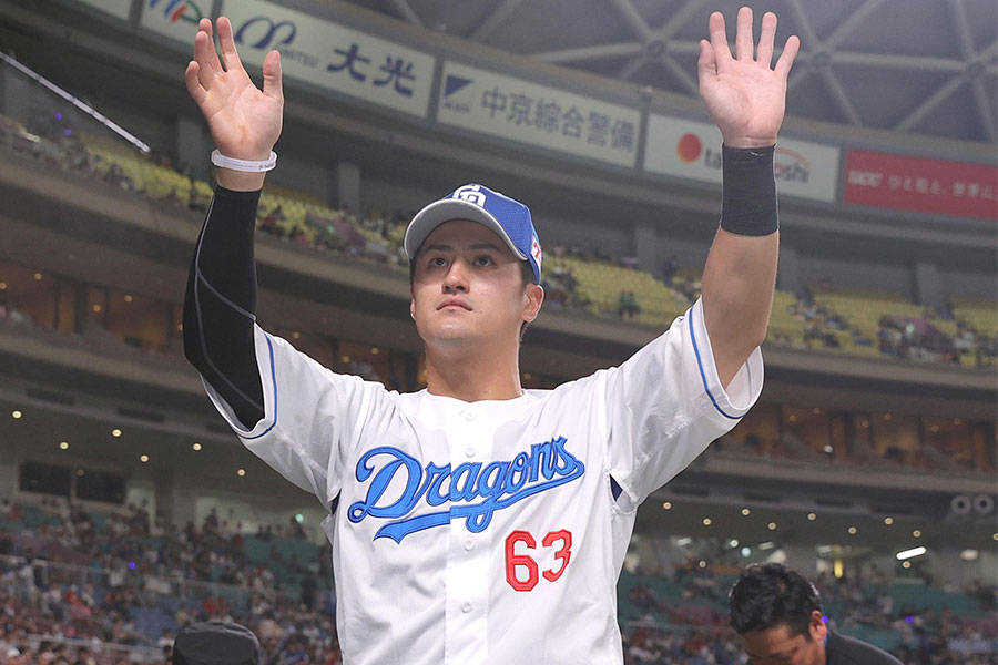 ヒーローインタビューに登場した中日・板山祐太郎【写真：産経新聞社】