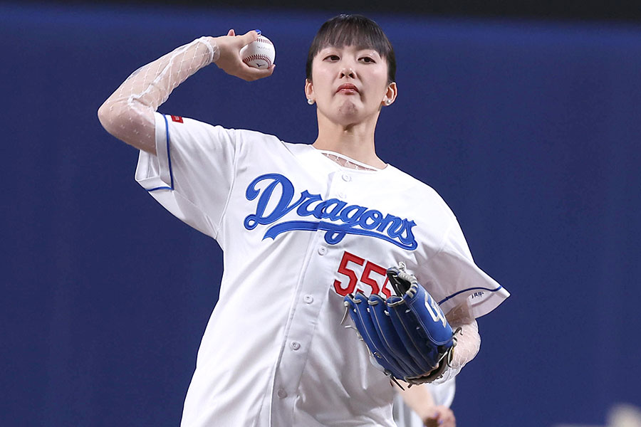 始球式に登場した緑黄色社会の長屋晴子さん【写真提供：産経新聞社】