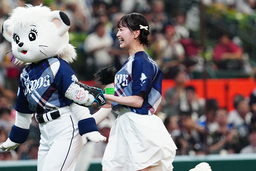 始球式に登場した声優の岩田陽葵さん【写真：荒川祐史】