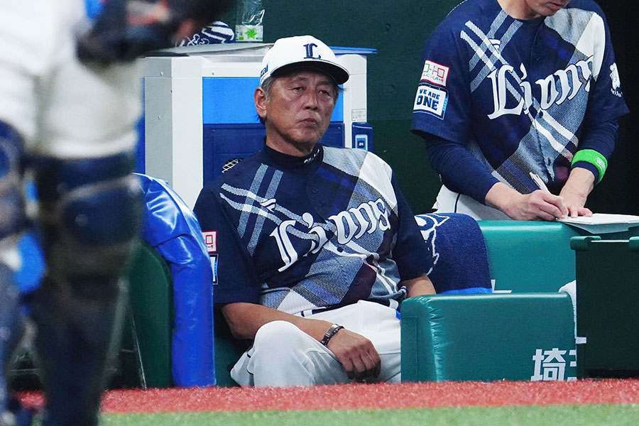 ロッテ戦の指揮を執った西武・渡辺久信監督代行【写真：荒川祐史】